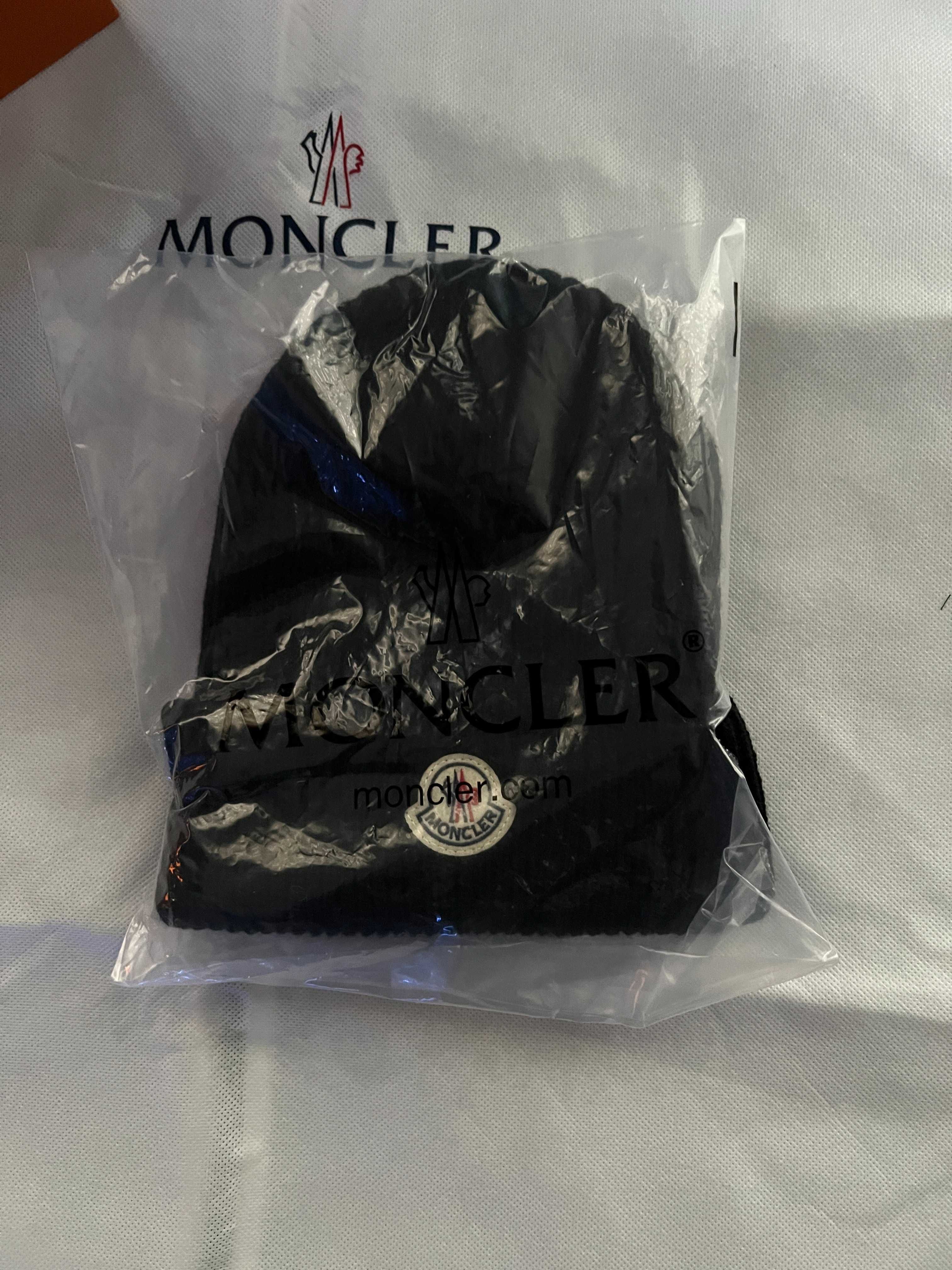 Czarna Czapka Moncler