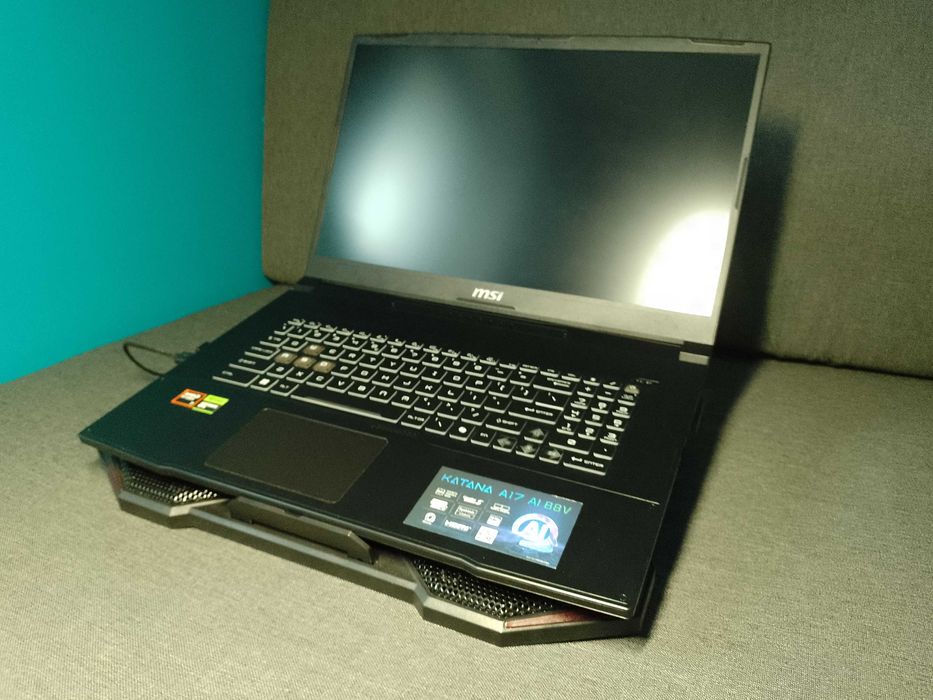 MSI Katana 17  R7 8845hs/32GB/1TB/RTX 4060/144Hz + chłodząca podkładka