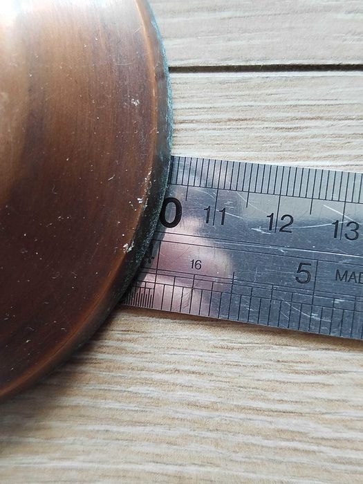 Metalowy toczony Brązowy świecznik z teksturowanym szkłem