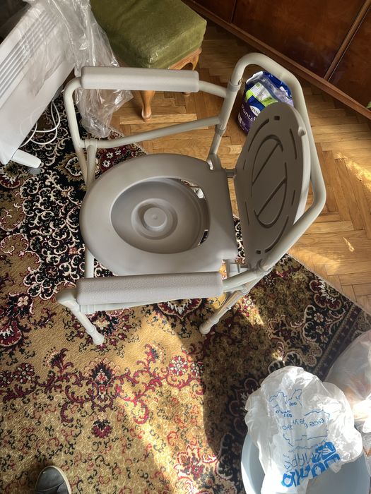 Крісло-туалет для хворих та літніх людей