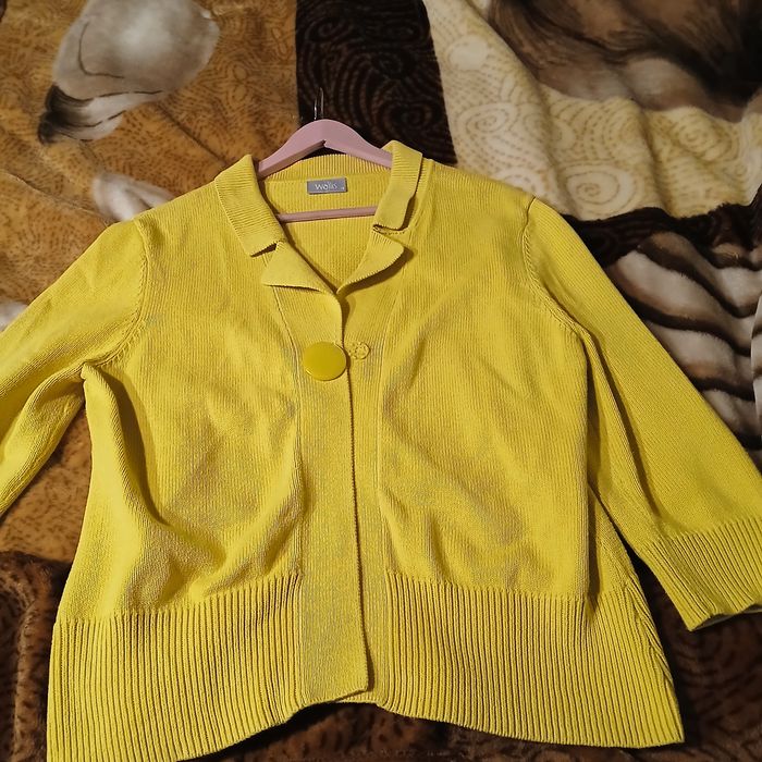 Sweter żółty,  Wallis