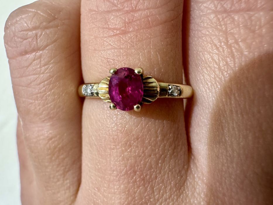 Złoty pierscionek z naturalnym Rubinem i Diamentami z certyfikatem