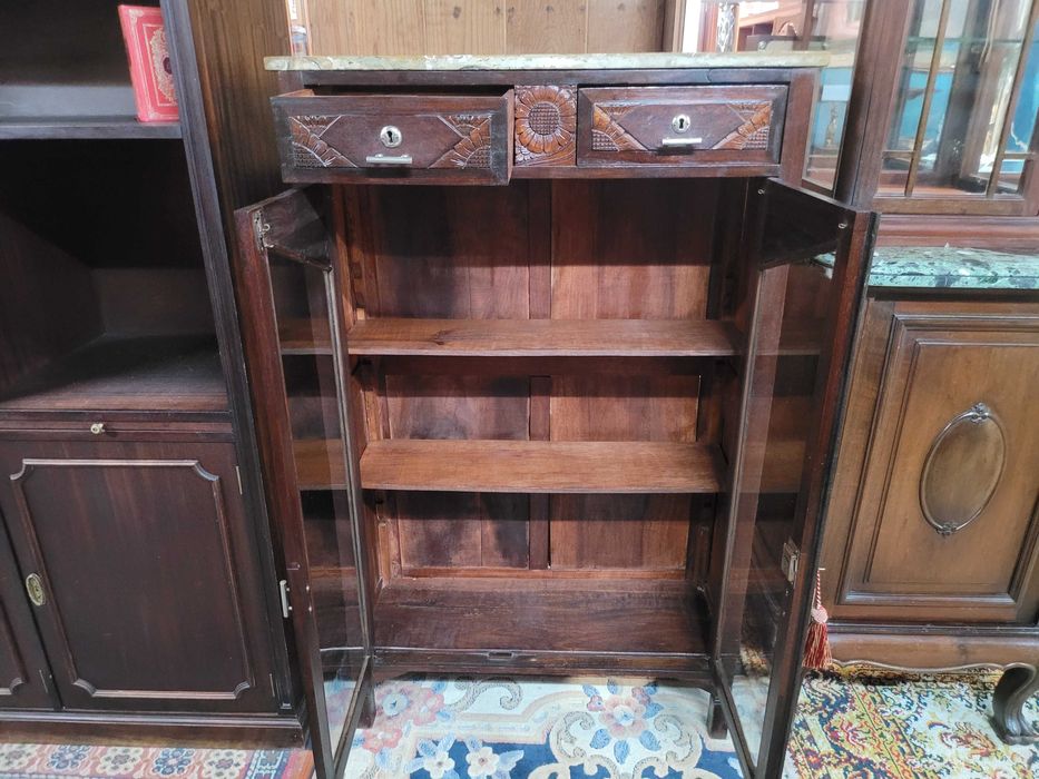 Móvel muito antigo em madeira maciça com tampo em pedra e porta