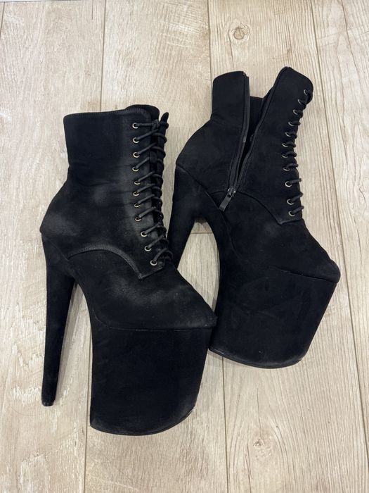 Продаю СТРИПЫ тройка 40-41 размер стелька 26,5 замшевые