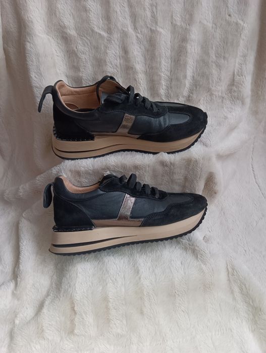 Шкіряні жіночі кросівки