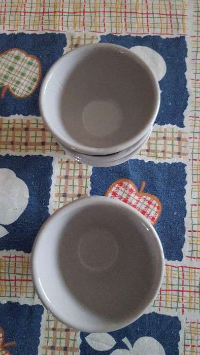 Taças pequenas cinzentas