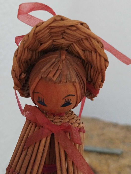 Bonecos feitos de palha trançada