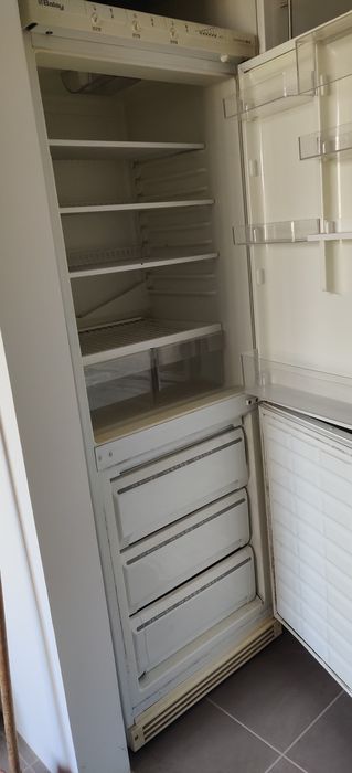 Frigorífico com congelador