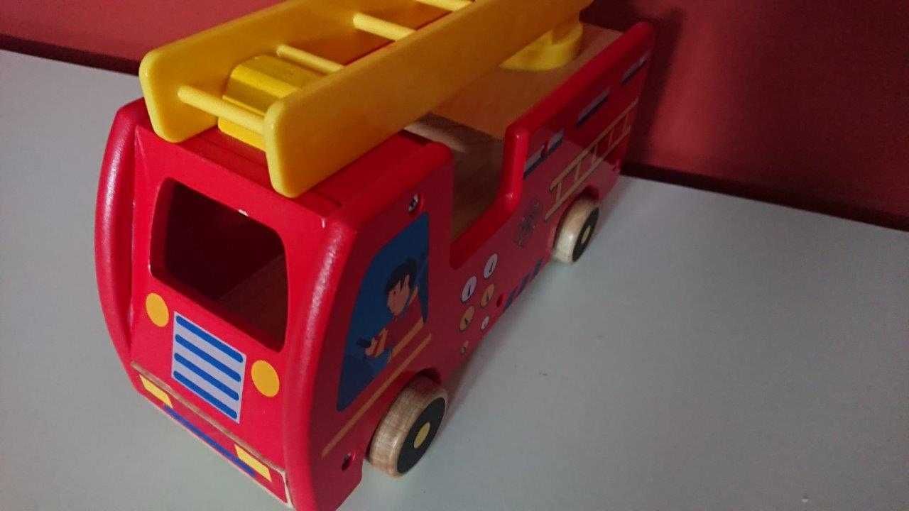 Carro de bombeiros em madeira (brinquedo)