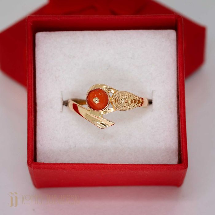 Złoty pierścionek z koralem