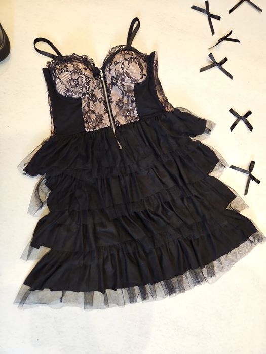 Sukienka Fishbone M – koronkowa, gotycka, w stylu emo.