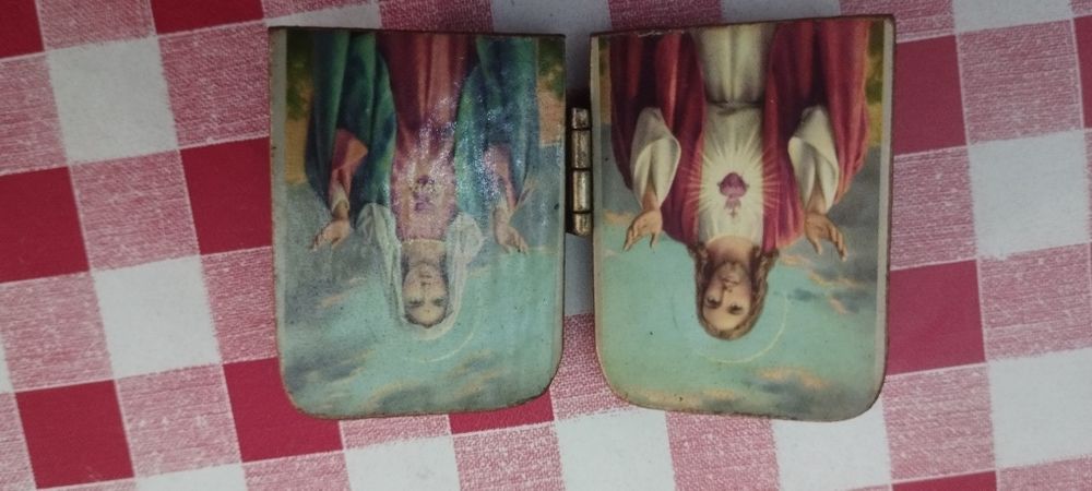 relicário pequena caixa articulada, com estampas religiosas