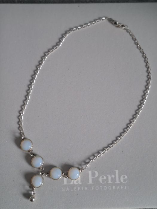 Srebrny naszyjnik z białymi kamieniami kocie oko