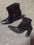 Botins pretos em pele