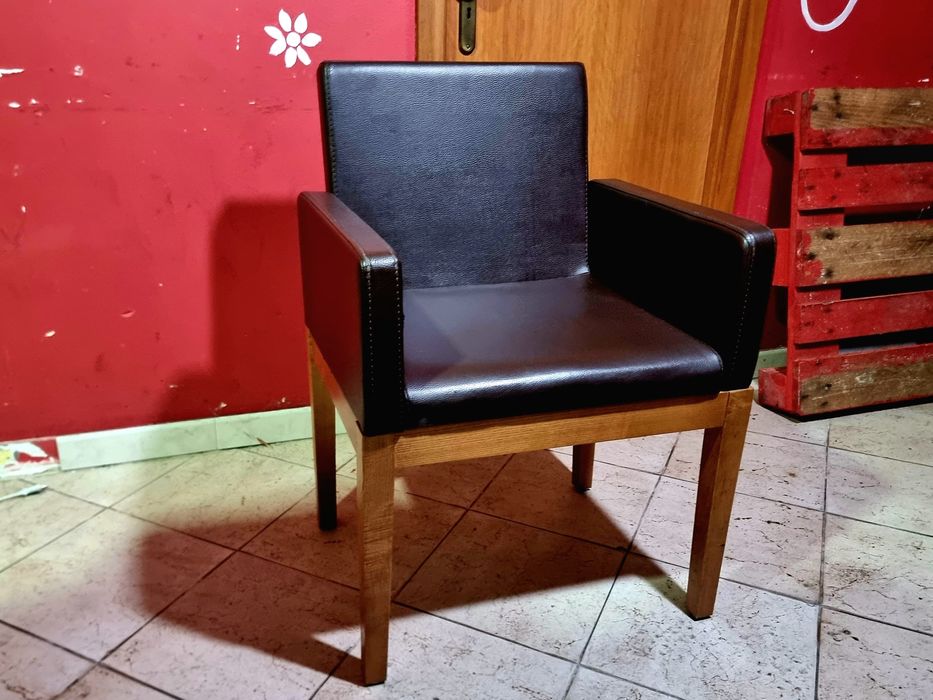 Cadeira Acolchoada com apoio de braços - problemas estruturais