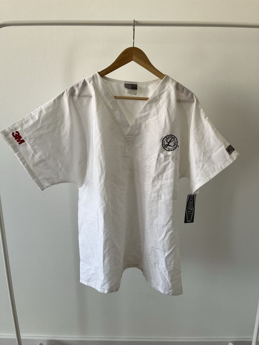 Biała koszulka medyczna