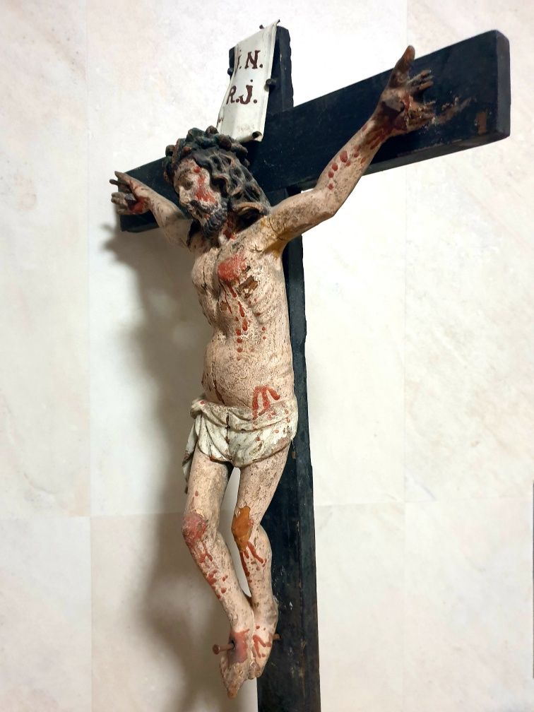 Grande crucifixo Sec. XVIII em madeira esculpida com base Memento Mori