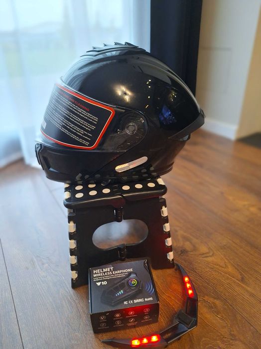 Kask motocyklowy z akcesoriami