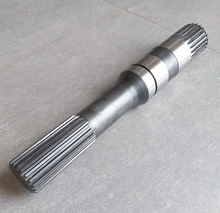 Wałek przekładni rozrzutnika Rolland Z20 x Z24