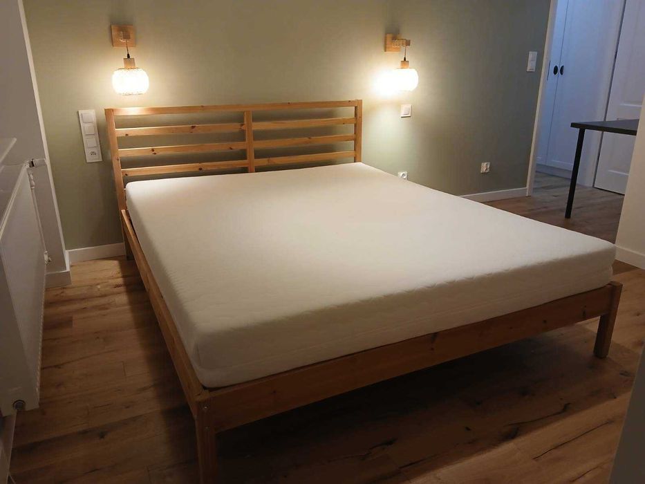 Łóżko sosnowe z materacem