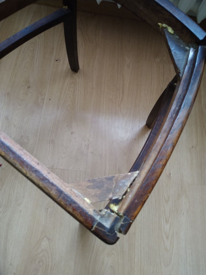 Krzesła tapicerowane uszkodzone