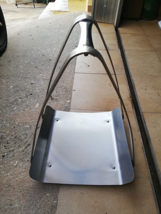 Suporte de lenha metálico.