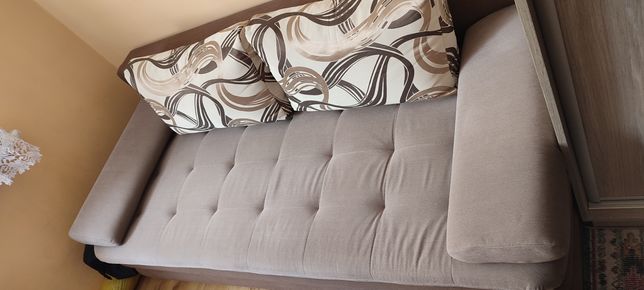 Sofa z funkcją spania + dwie pufy