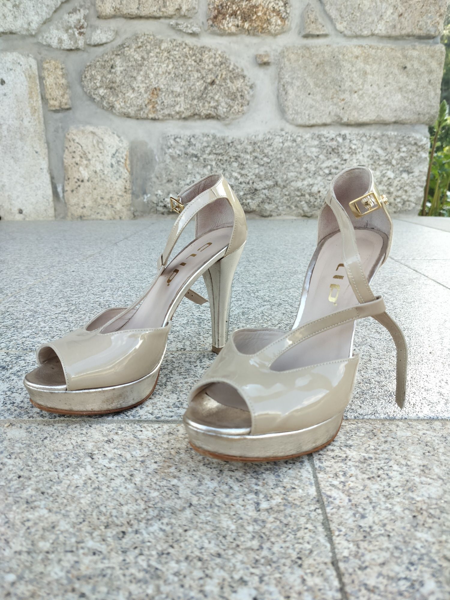 Sapatos nude de salto alto