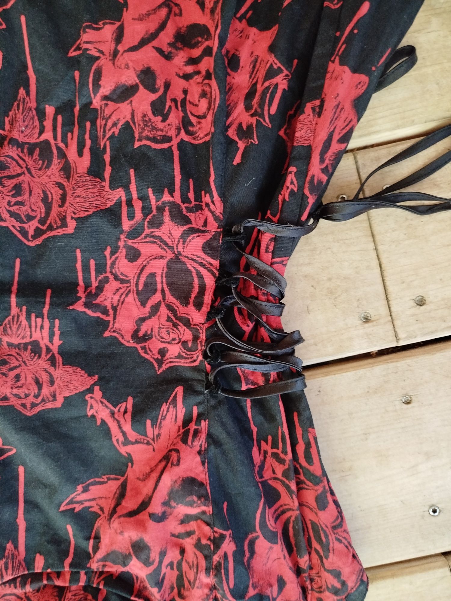 Sukienka gorsetowa Hell Bunny Vixen czarna w czerwone róże bawełna S