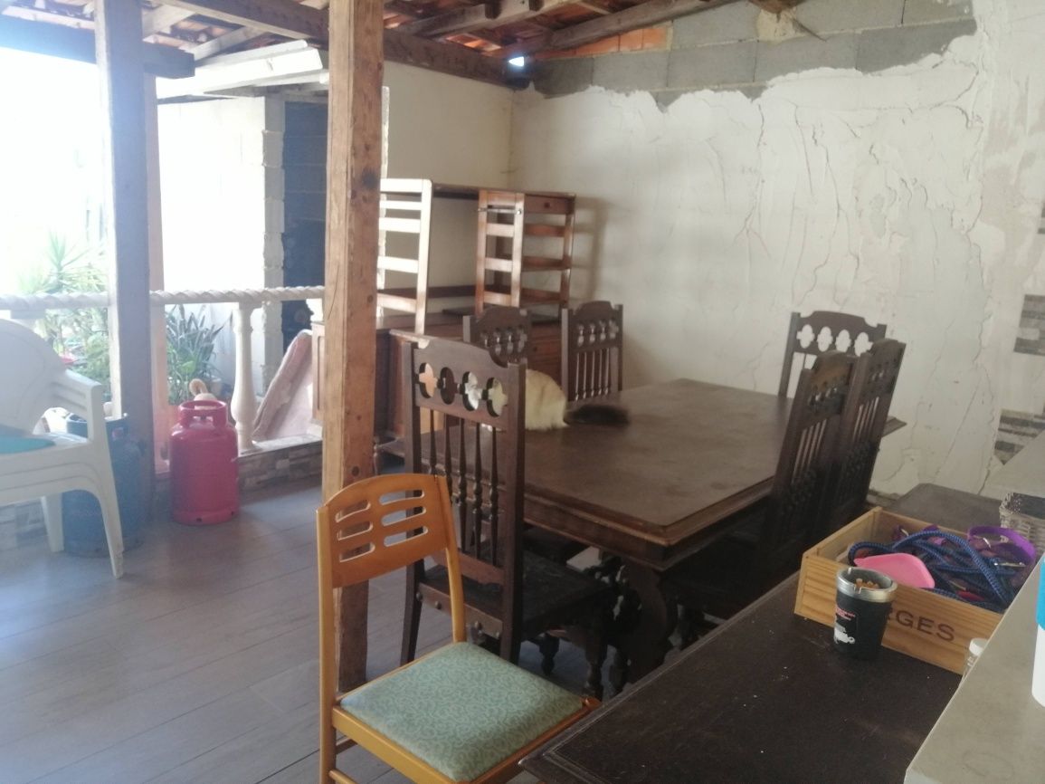 Mesa grande e cadeiras