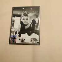 plakat z Audrey Hepburn w aluminiowej ramie