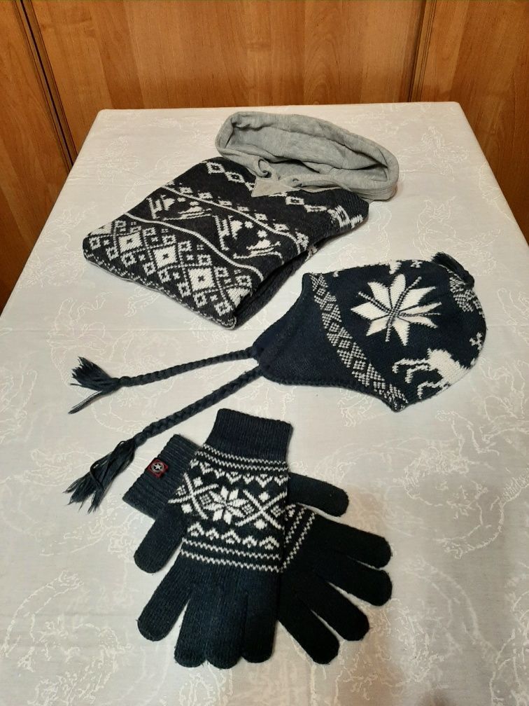 Czapka rękawiczki i swetr z kapturem rozmiar M