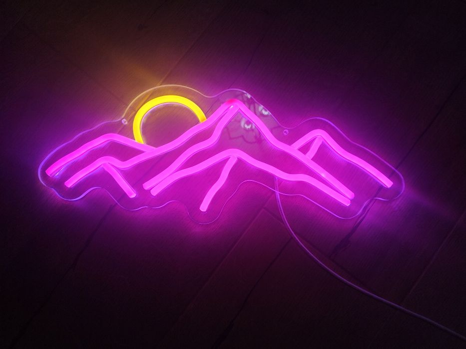 Neon LED, góry z zachodzącym słońcem
