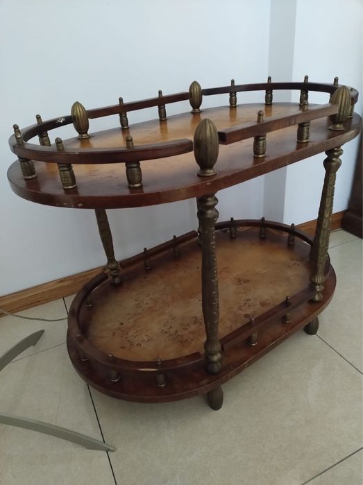 elegancki stylizowany barek na kółkach