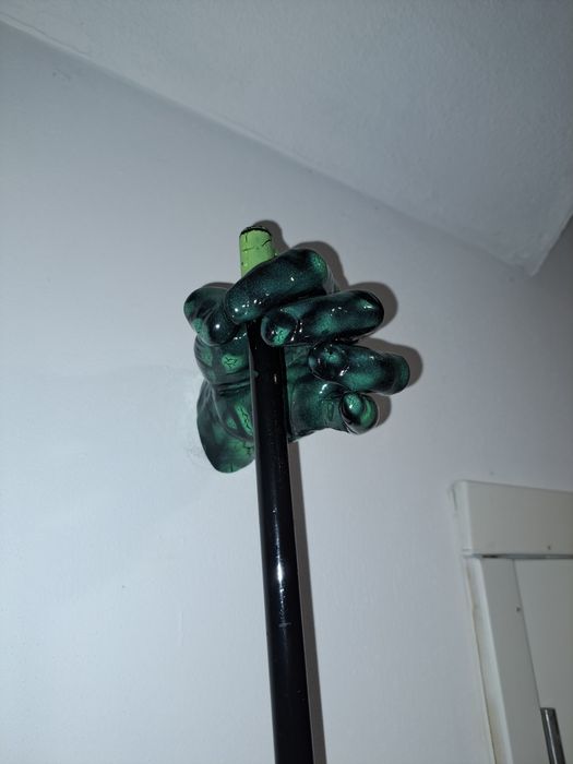Vendo arma de chumbo decorativa com pintura exclusiva e suporte de mao