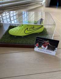 Podpisany but piłkarski przez Antoniego Martiala