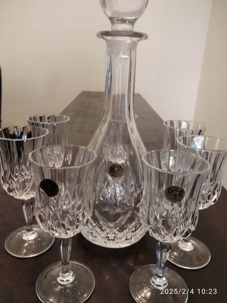 Garrafa e copos de cristal