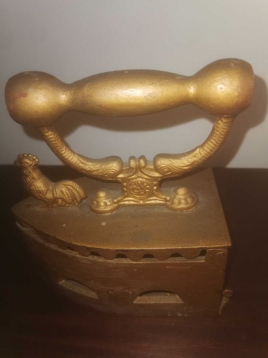 Ferro de engomar antigo