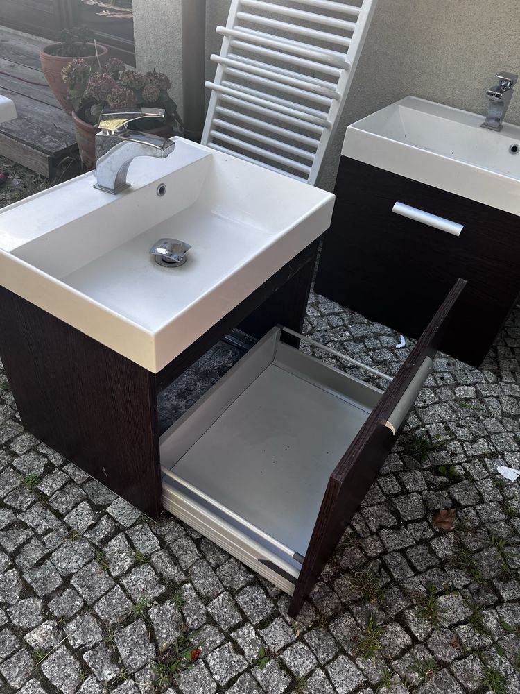 Umywalka z szafka i bateria