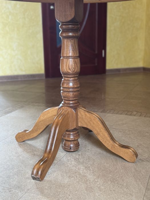 Круглий дубовий стіл (обідній для 4-х осіб)