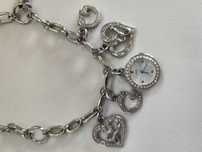Pulseira Guess com relógio e pingentes