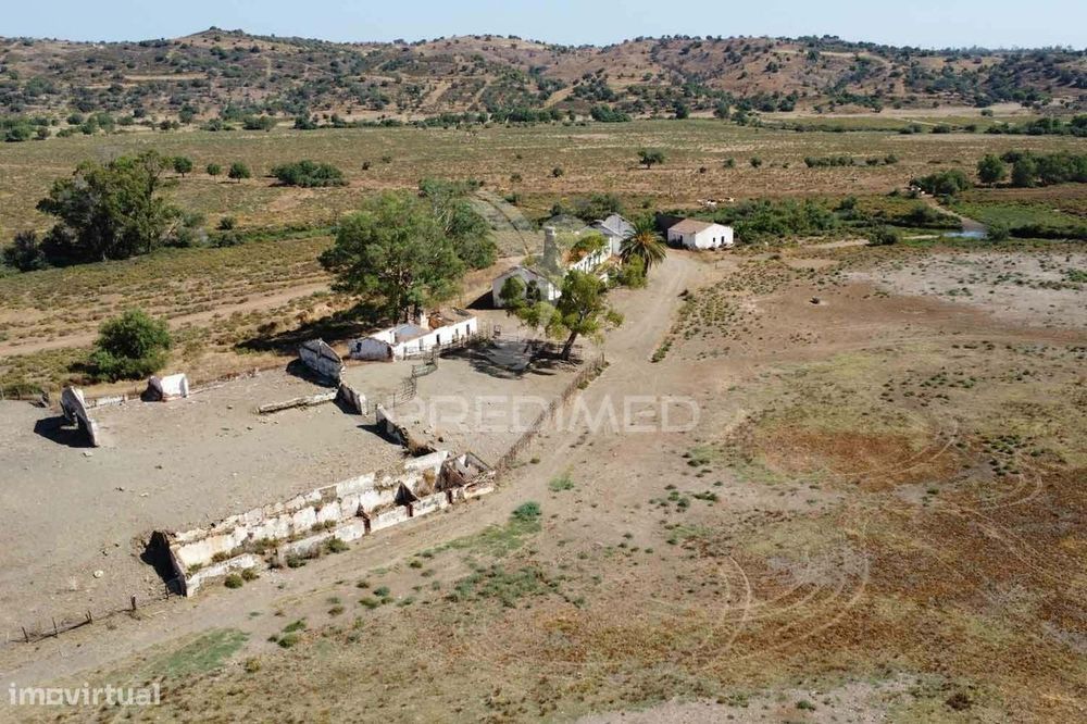 Terreno misto junto ao Guadiana, 125ha, com ruína de 1005m2