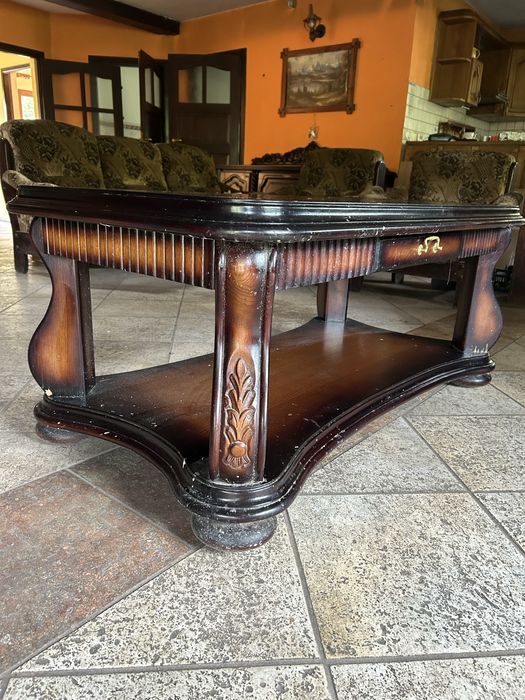 Dębowy stolik kawowy vintage – solidny i rzeźbiony