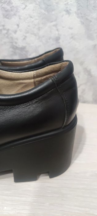 Жіночі чорні шкіряні туфлі на платформі