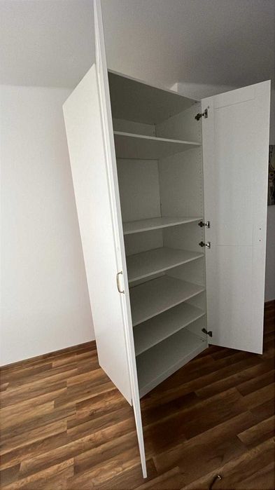 Biała solidna komoda