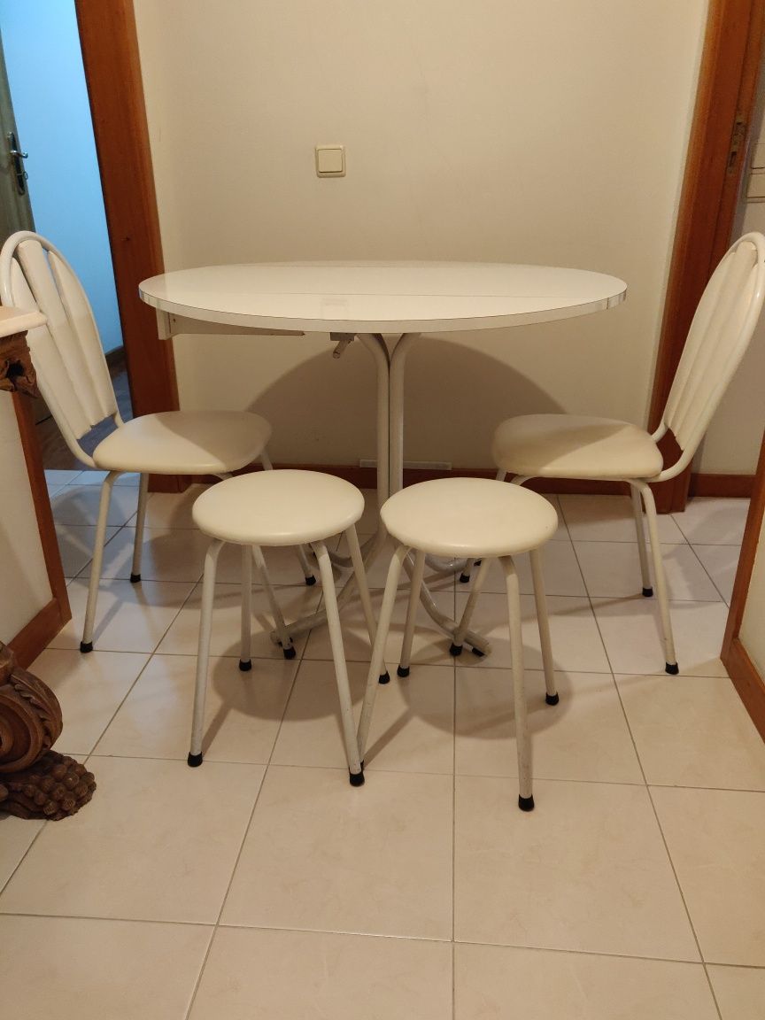 Mesa rebatível com 2 cadeiras e 2 bancos