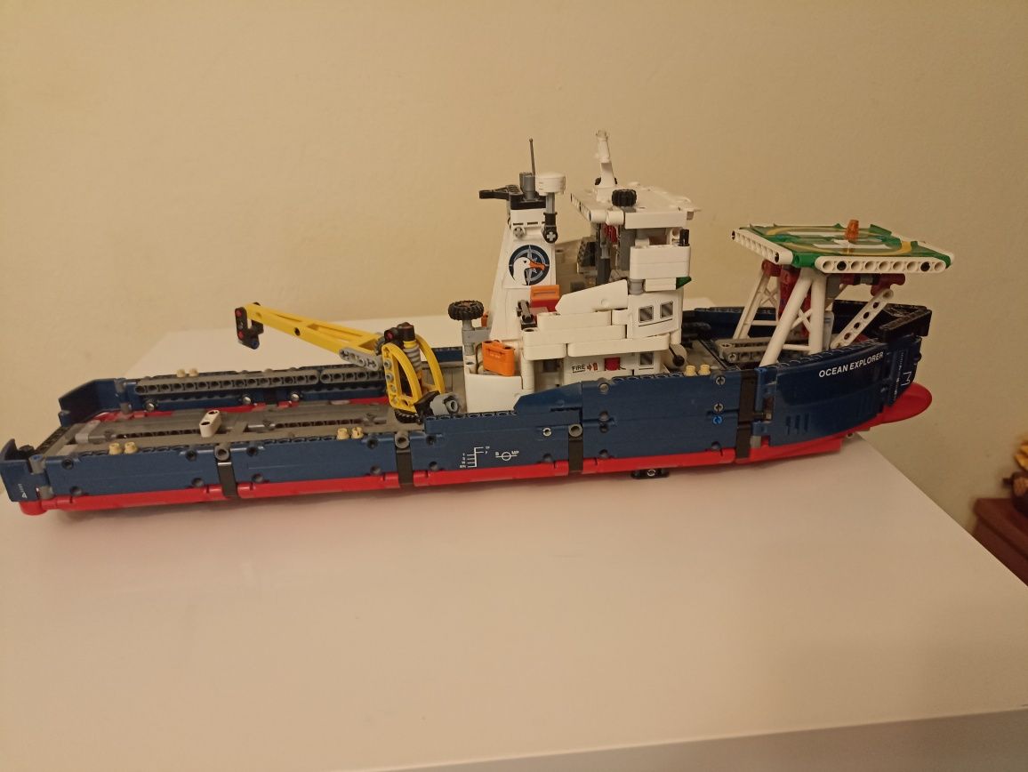 Statek LEGO Technic 42064 Ocean Explorer 1300 klocków, skala 1:300