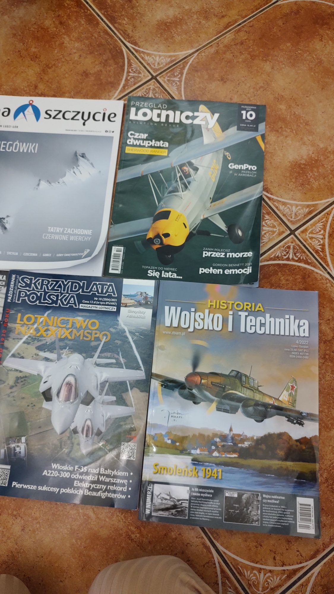 Zestaw gazet mężczyzna historia technika wojskowa przegląd lotniczy
