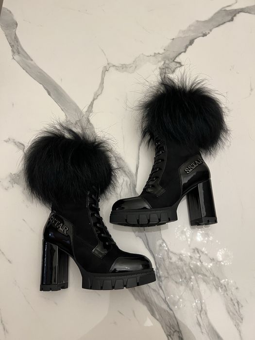 Botki na słupku zimowe z futrem naturalnym jenot czarne platforma