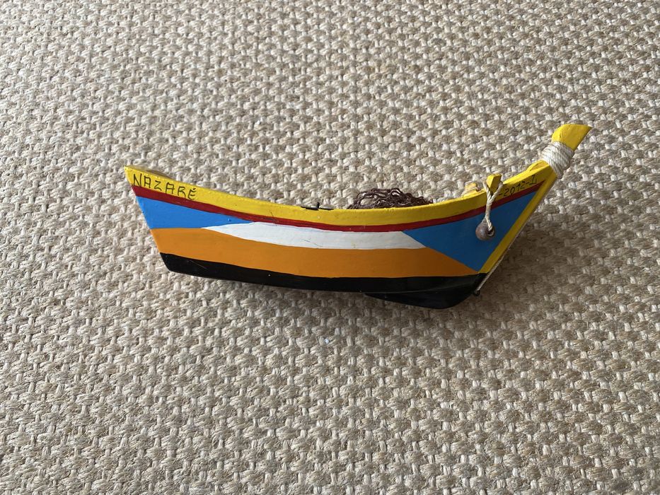 Miniatura em madeira,de barco típico da Nazaré